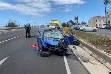 Un vehículo de LM invade el carril contrario y arrolla a un motorista en la circunavlación de Telde/TA.